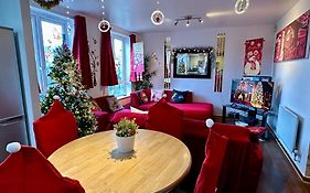 London 2 Bed 2 Bath Apartment Holiday Home - Free Parking - 3Min Walk To The Train Station - 19Min To London Liverpool Street 5Min To Victoria Line 1Gb Broadband Super Fast Internet Ground Floor 100S Of Shops Restaurants Bakeries 24-Hour Asda Superst