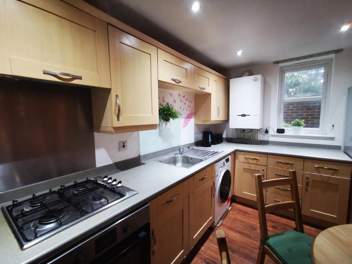 London Central Apartment: 2-Bed Oasis with Rapid Transit Access Exterior photo