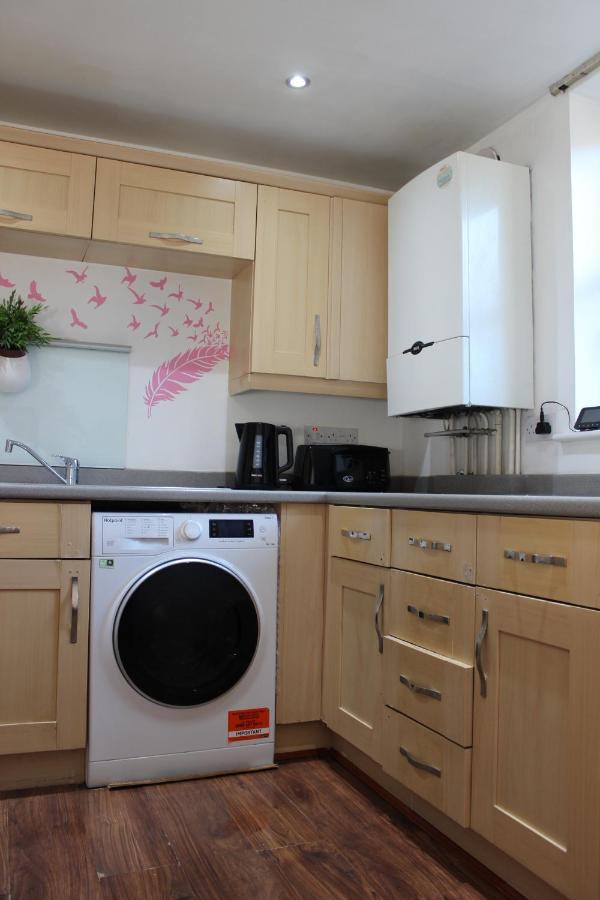 London Central Apartment: 2-Bed Oasis with Rapid Transit Access Exterior photo