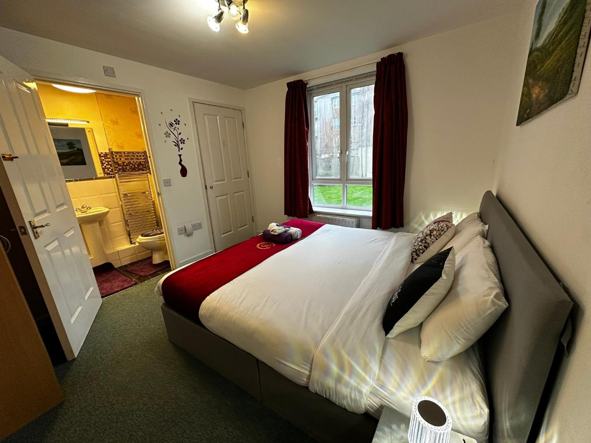 London Central Apartment: 2-Bed Oasis with Rapid Transit Access Exterior photo